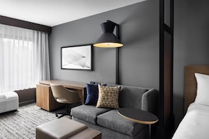 Luxe beddengoed, pillowtop-bedden, een kluis op de kamer, een bureau