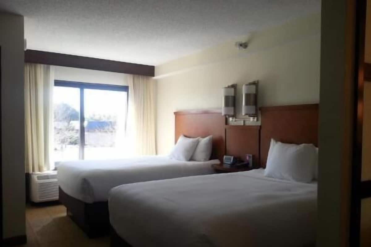 Premium bedding, pillowtop beds, in-room safe, desk