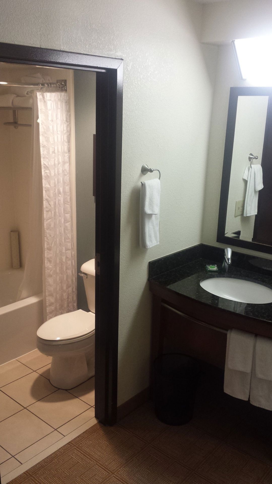 Bathroom | Combined shower/tub, hydromassage showerhead, designer toiletries