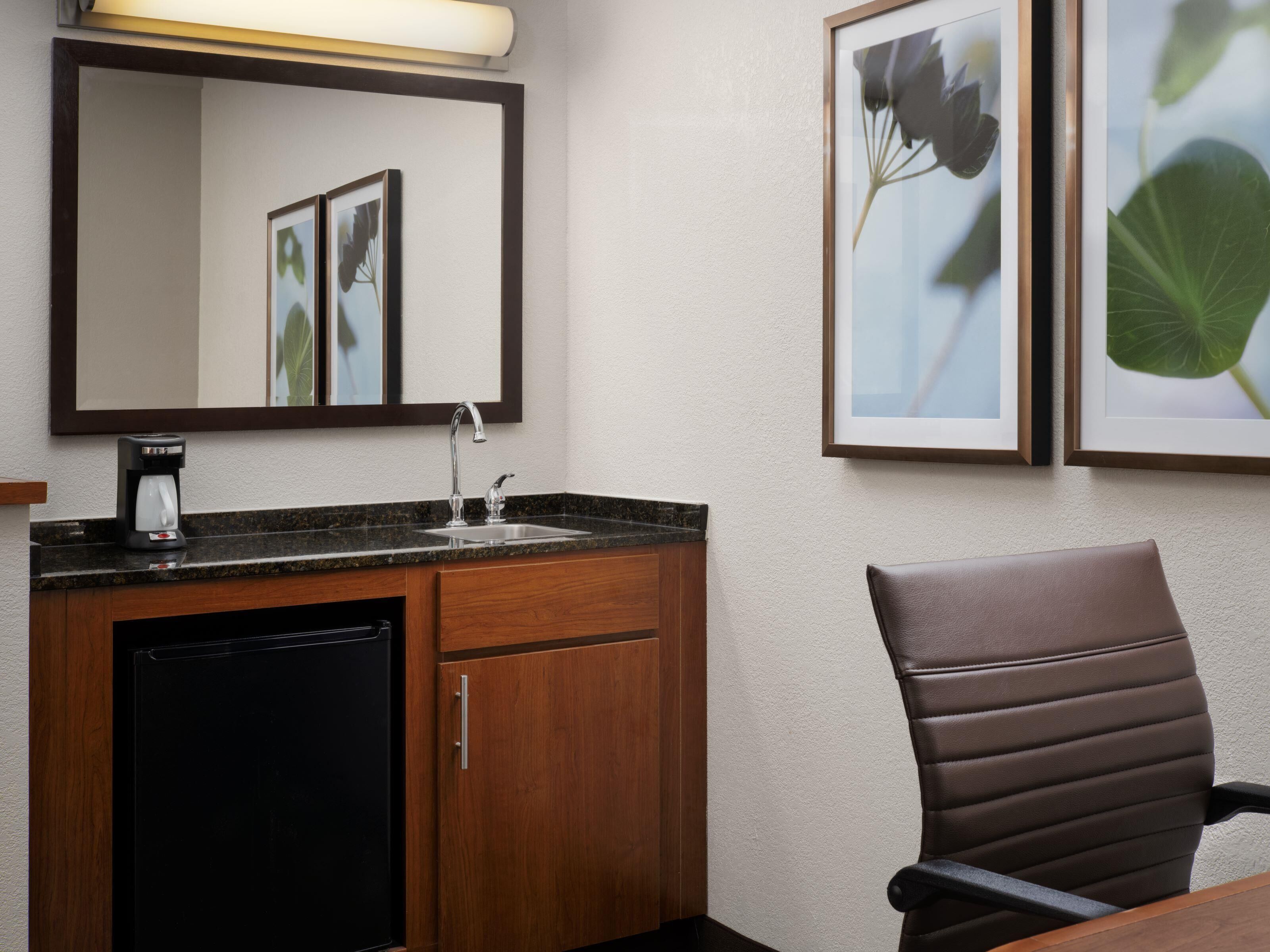 Sengetøy av topp kvalitet, senger med overmadrass og safe på rommet