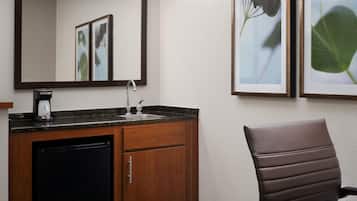 Sengetøy av topp kvalitet, senger med overmadrass og safe på rommet