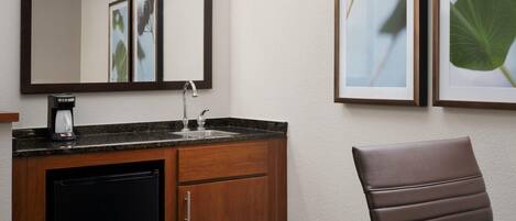 أغطية فراش متميزة وأسرّة بطبقة علوية مريحة وخزنة داخل الغرفة ومكتب