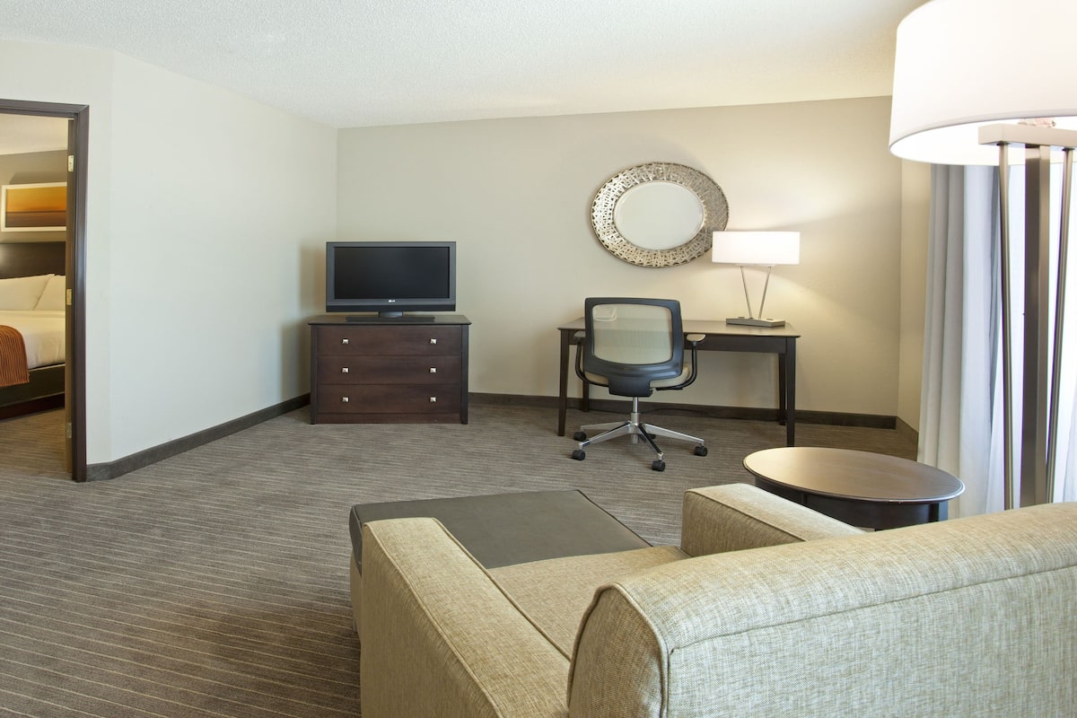 Brankas, meja kerja, ruang kerja ramah laptop, dan setrika/meja setrika