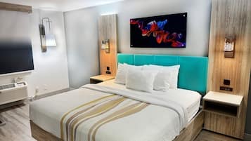Deluxe Room, 1 King Bed, Non Smoking | Premium bedding, pillowtop beds, desk, blackout drapes