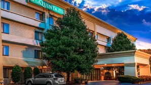 Un hotel con un letrero llamativo que dice "LA QUINTA INN & SUITES".