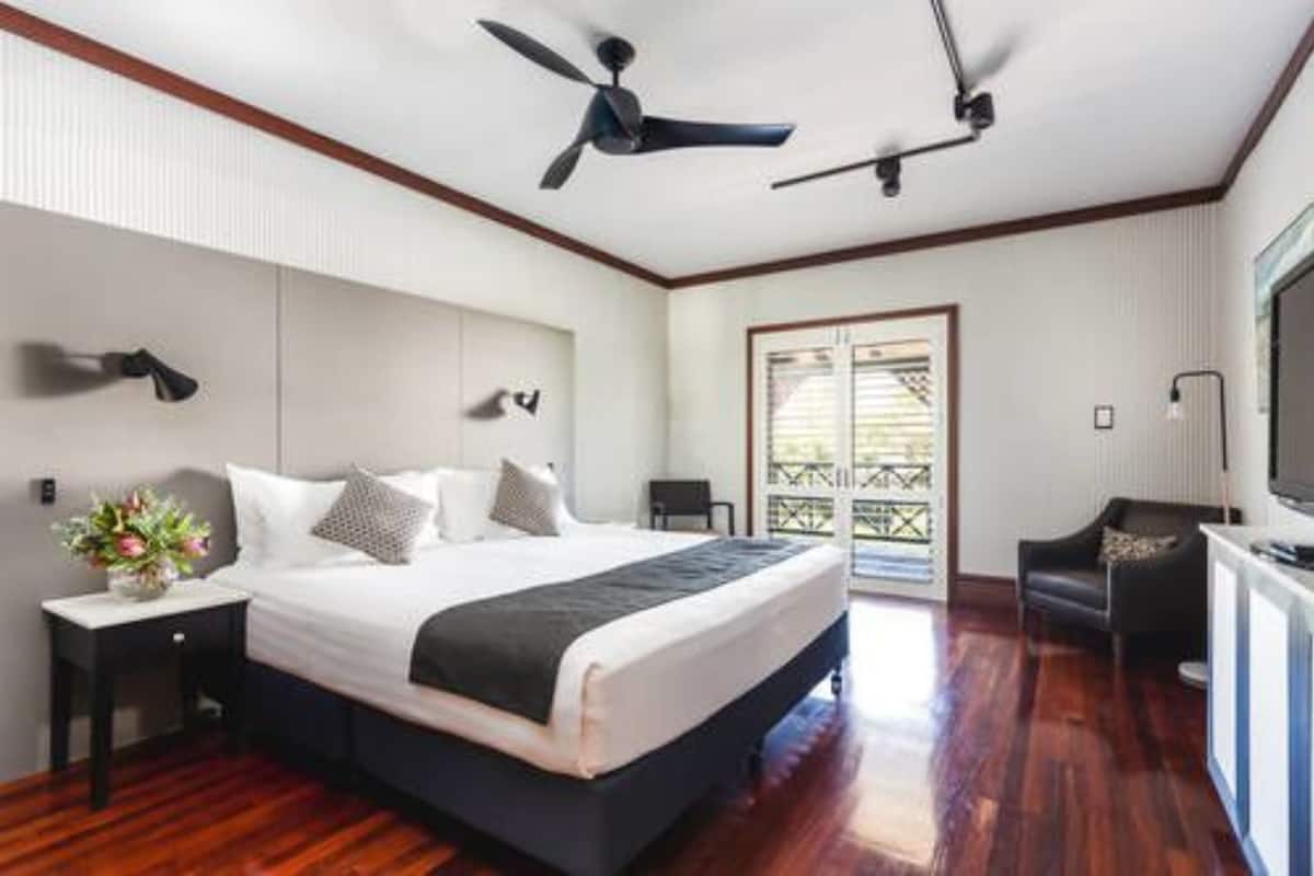 Bộ đồ giường cao cấp, minibar, két bảo mật tại phòng, bàn 