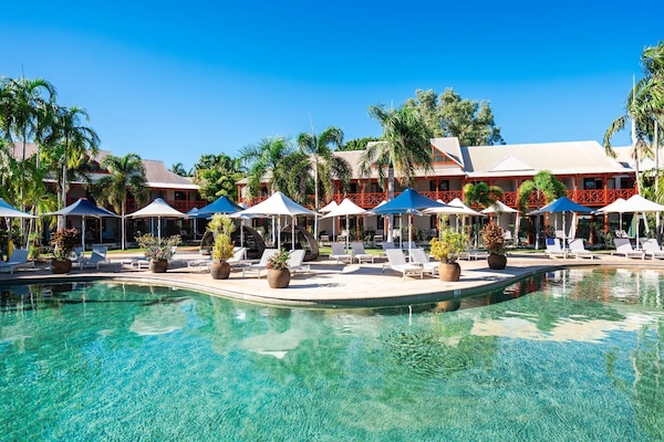 2 kolam renang outdoor, dengan cabana gratis dan payung kolam renang