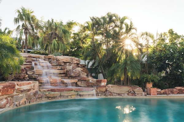 2 outdoor pools, free pool cabanas, pool umbrellas