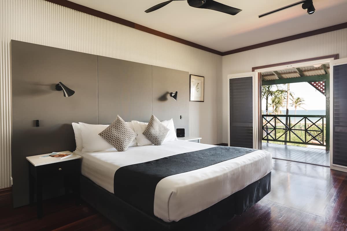 Studio, 1 giường cỡ king, quang cảnh một góc biển | Bộ đồ giường cao cấp, minibar, két bảo mật tại phòng, bàn 
