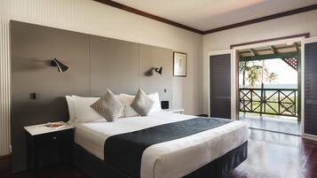 Studio, 1 King Bed, Partial Ocean View