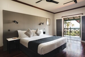 Studio, 1 King Bed, Partial Ocean View