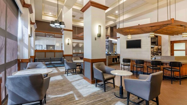 A hotel lobby with a bar area, seating arrangements, and a reception desk. - Extended Stay America Premier Suites - Cleveland - Independence (Independence)