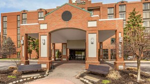 A brick building with a sign for Extended Stay America premier suites. - Extended Stay America Premier Suites - Cleveland - Independence (Independence)