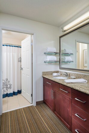 Ensemble douche/baignoire, articles de toilette gratuits, sèche-cheveux