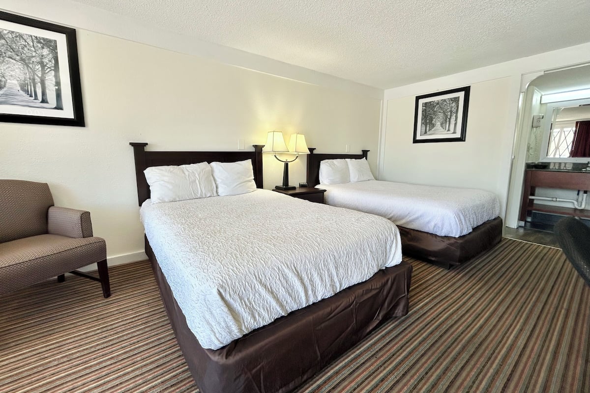 Een bureau, verduisterende gordijnen, een strijkplank/strijkijzer