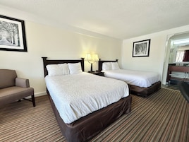 Escritorio, cortinas blackout y tabla de planchar con plancha