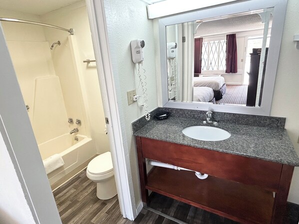 淋浴設備、免費盥洗用品、吹風機、毛巾