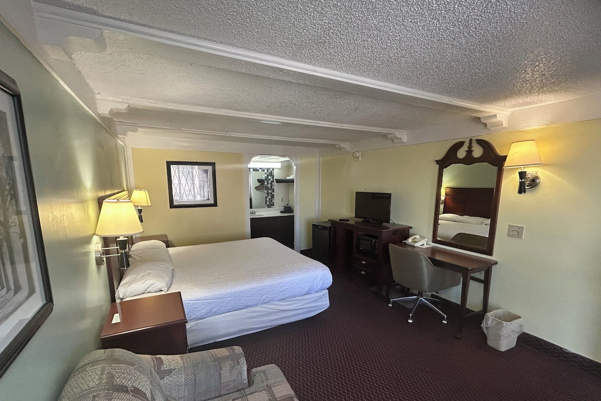 Desk, blackout drapes, iron/ironing board, free WiFi