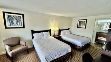 Una scrivania, tende oscuranti, ferro/asse da stiro, Wi-Fi gratuito