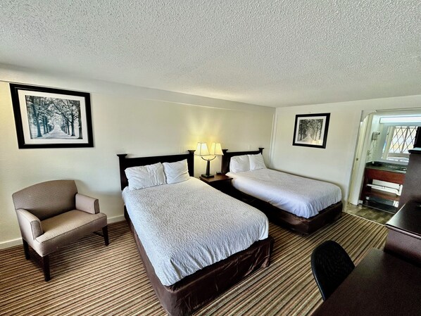 Desk, blackout drapes, iron/ironing board, free WiFi - Knights Inn Somerset (Somerset)