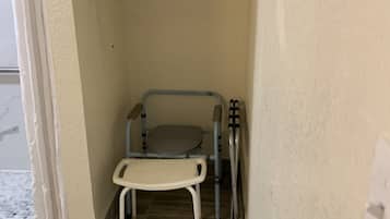 Combined shower/tub, towels