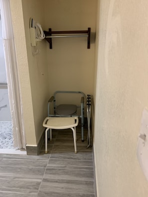 Ensemble douche/baignoire, serviettes fournies