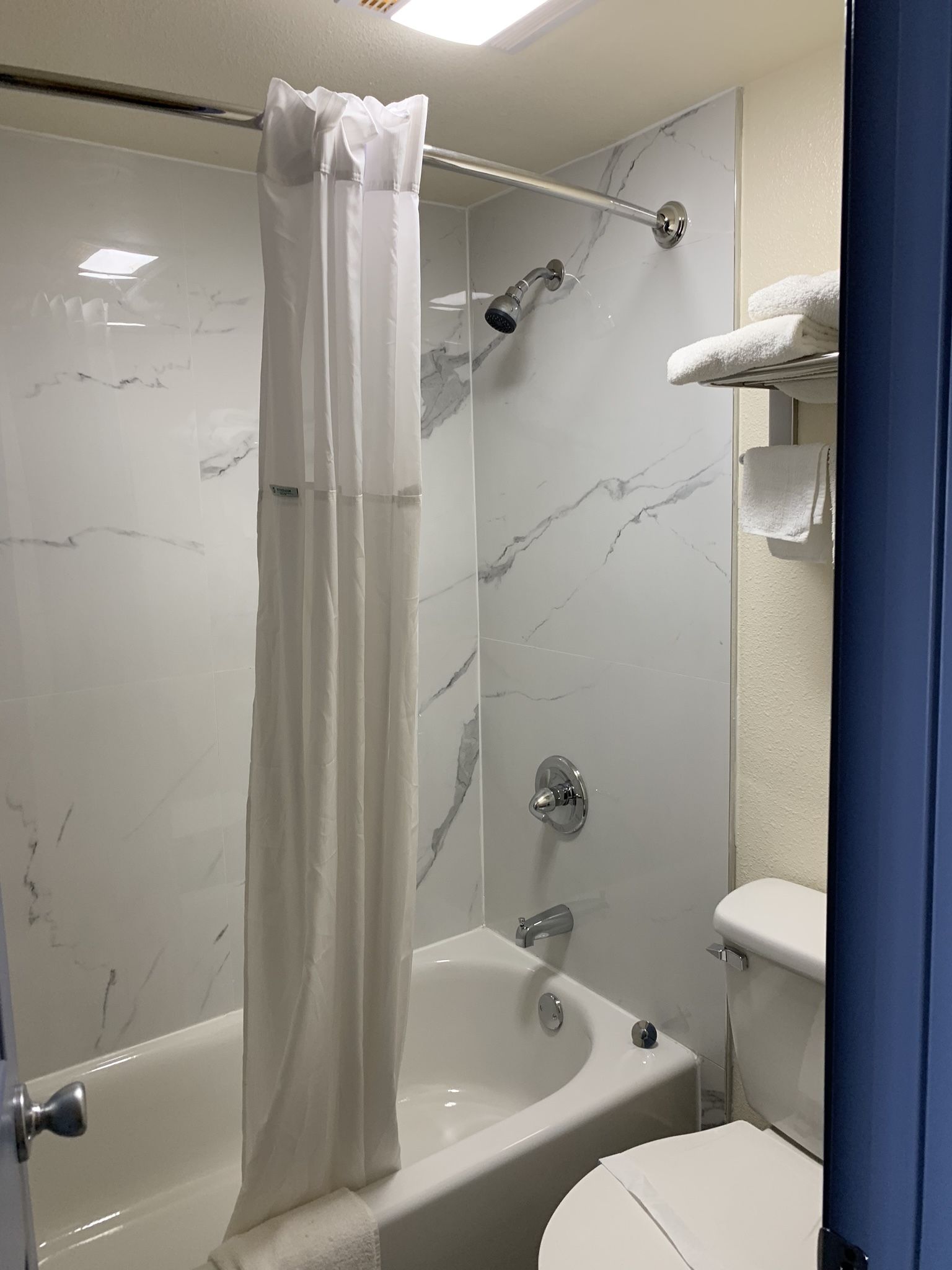 Combined shower/bathtub, towels