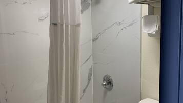 Combined shower/bathtub, towels