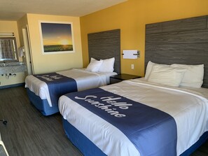 In-room safe, desk, iron/ironing board, free cots/infant beds - Days Inn by Wyndham Okmulgee (Okmulgee)