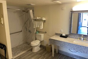 Camera, 2 letti queen, non fumatori (Mobility Accessible) | Bagno | Combinazione doccia/vasca, asciugamani
