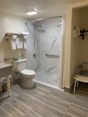 Combined shower/tub, towels