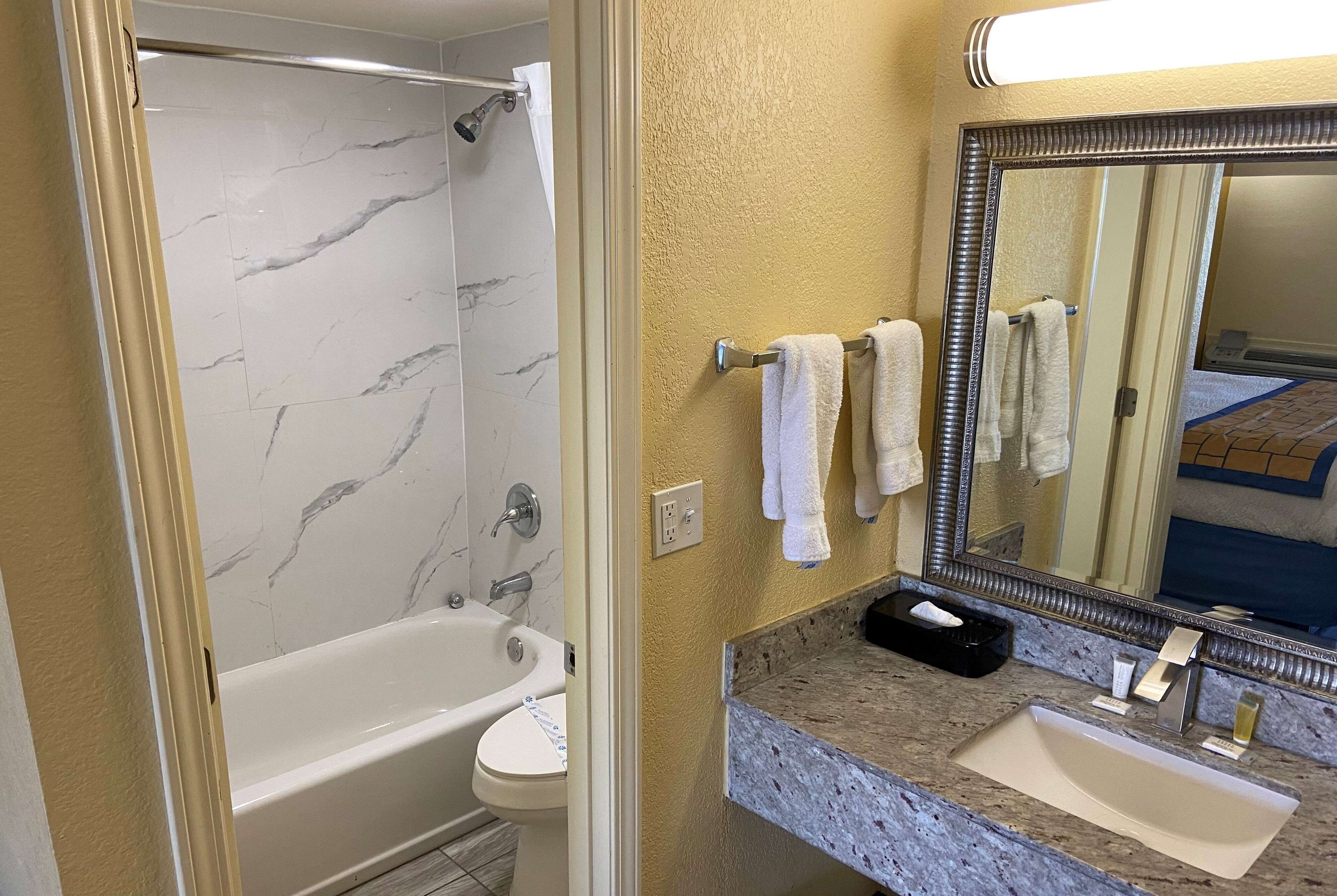 Combined shower/bathtub, towels