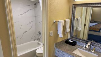 Combined shower/tub, towels