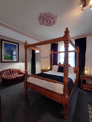 Minibar, caja de seguridad en la habitación y decoración personalizada 