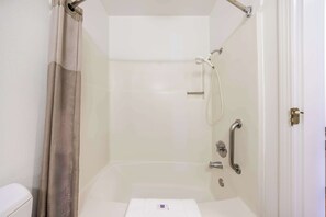 Deluxe Room, 2 Queen Beds, Non Smoking, Refrigerator & Microwave | Bathroom | Combined shower/bathtub, towels - Motel 6 Canby, OR (Canby)