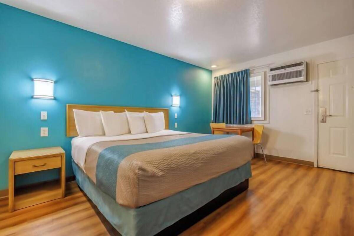 Cortinas blackout, Wi-Fi de cortesia, despertadores, roupa de cama