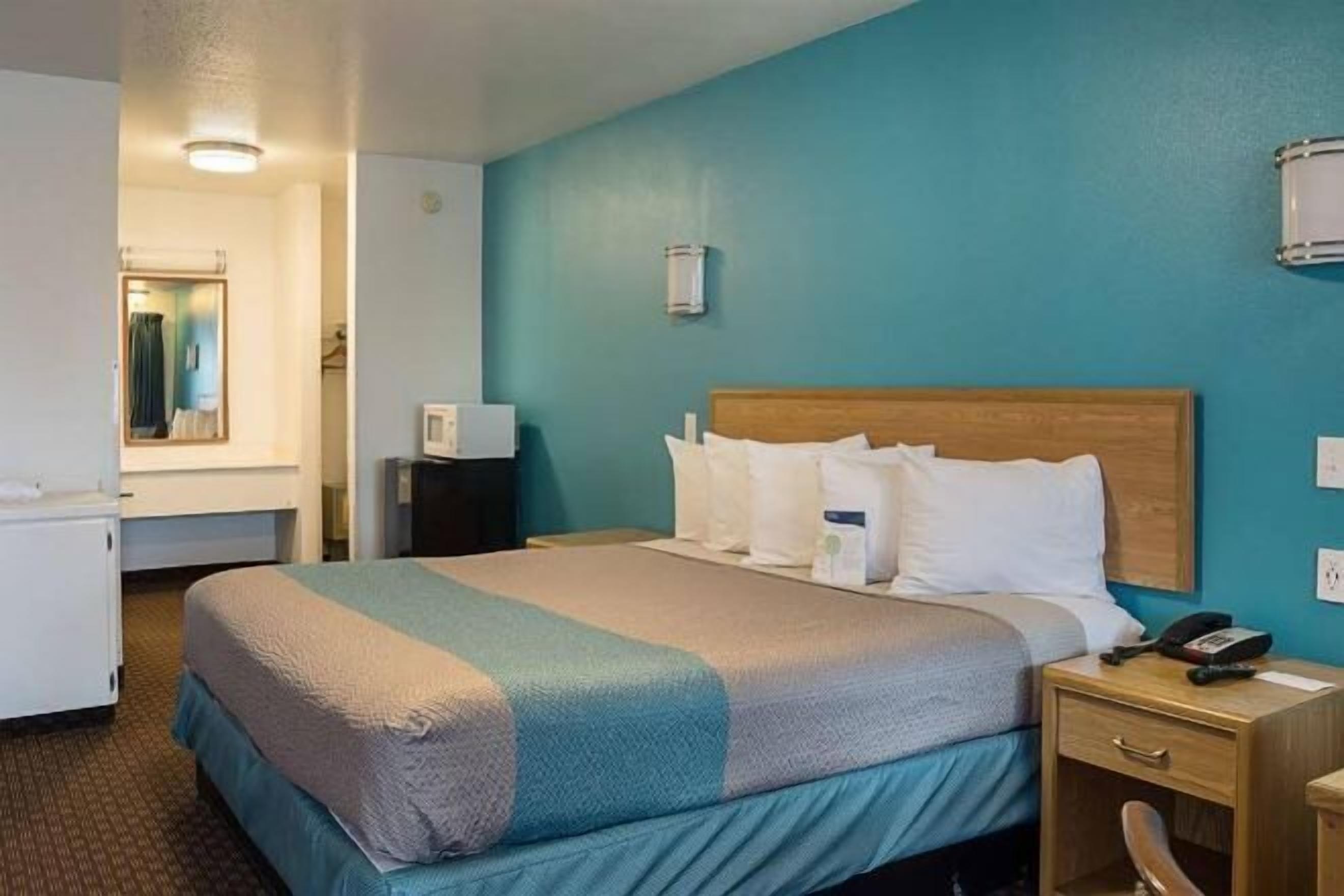 Rideaux occultants, Wi-Fi gratuit, draps fournis, réveils