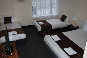 Habitación familiar, 1 habitación | Escritorio, tabla de planchar con plancha, wifi gratis y ropa de cama 