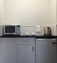 Escritorio, tabla de planchar con plancha, wifi gratis y ropa de cama