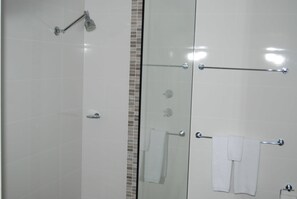 Deluxe Queen Room | Bathroom | Shower, free toiletries, hair dryer, towels