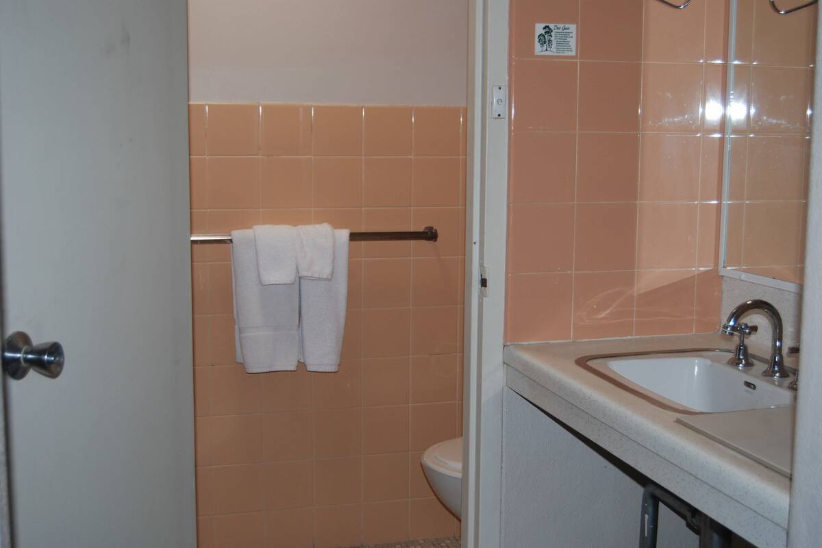 Standard Room, 1 Queen Bed | Bathroom