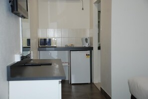 迷你冰箱、电热水壶