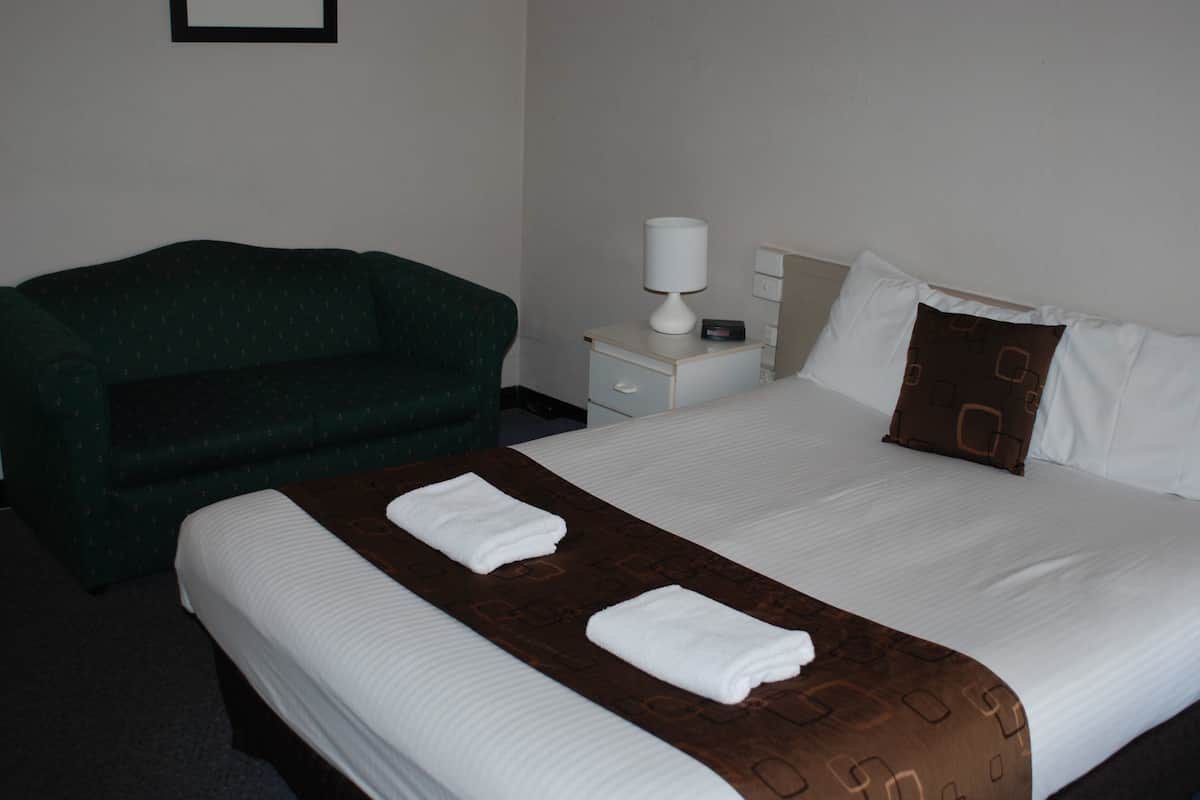 Queen Room | Desk, iron/ironing board, free WiFi, bed sheets