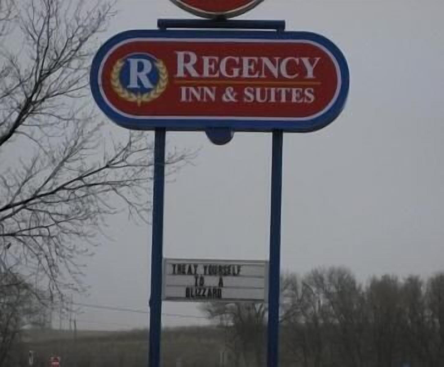 Un letrero para Regency Inn & Suites, con logotipo y nombre.
