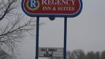 Un letrero para Regency Inn & Suites, con logotipo y nombre.
