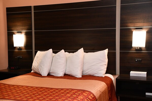 Standard Room, 1 Queen Bed, Non Smoking | Iron/ironing board, free WiFi, bed sheets, alarm clocks