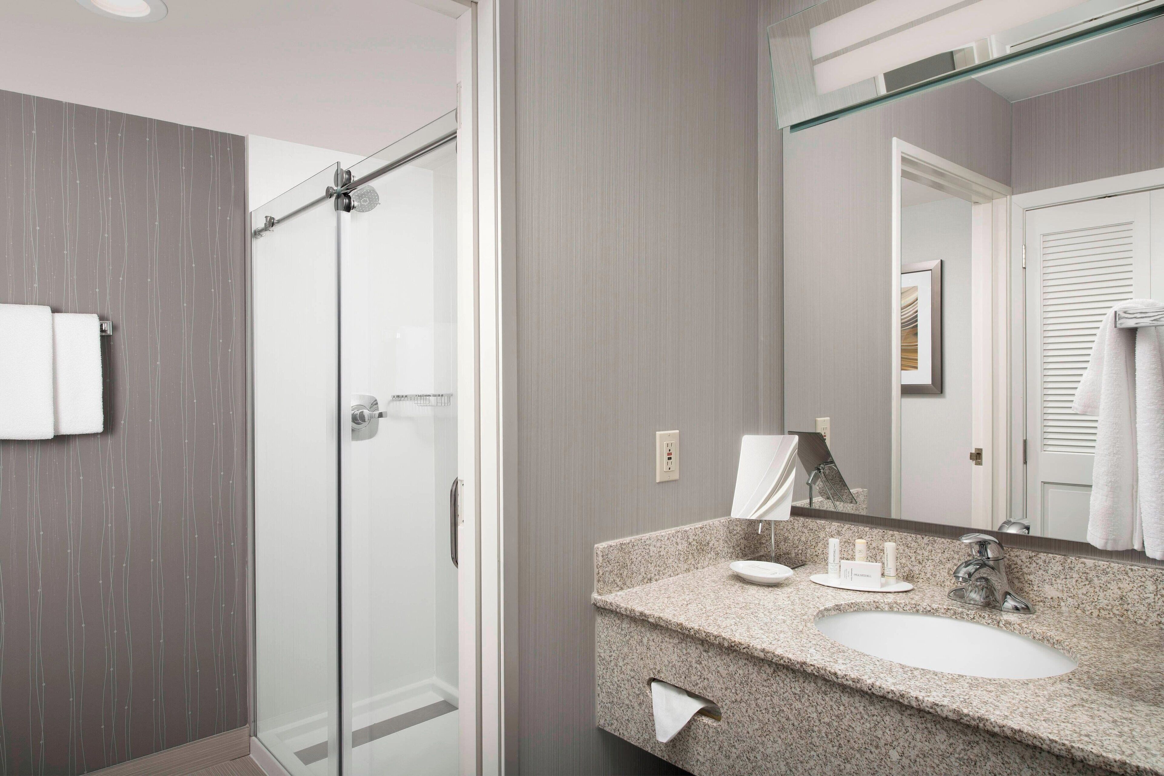 combined shower/bathtub, hair dryer, towels