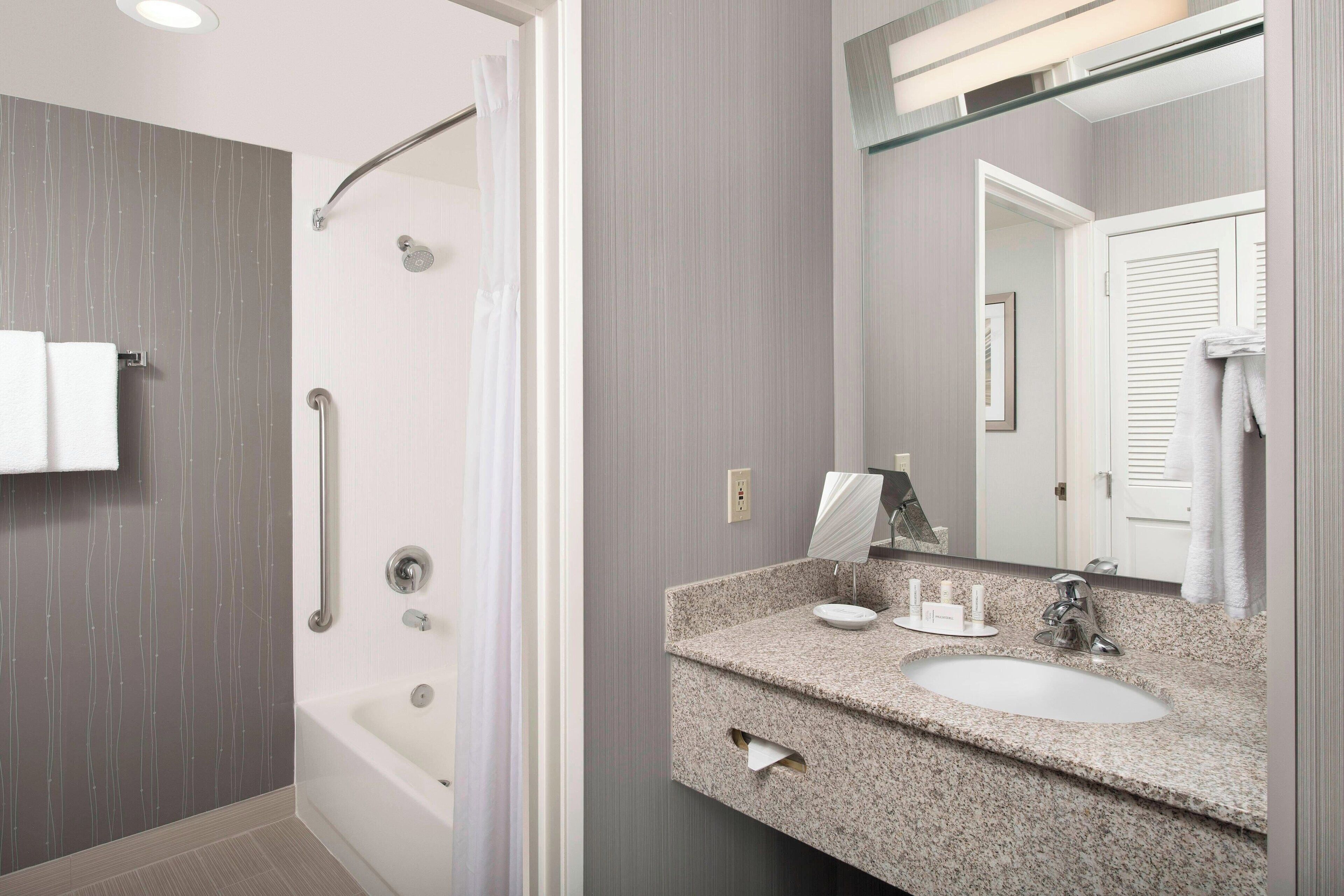 combined shower/bathtub, hair dryer, towels