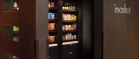 Un intérieur sombre, avec des étagères remplies de collations et de boissons.
