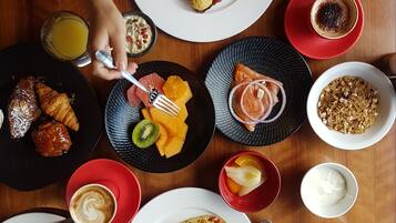 Desayuno completo diario (AUD 36.5 por persona)